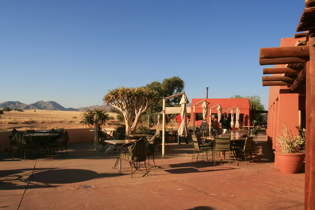 Terrasse einer Lodge mit Köcherbaum in der Wüste Namibias